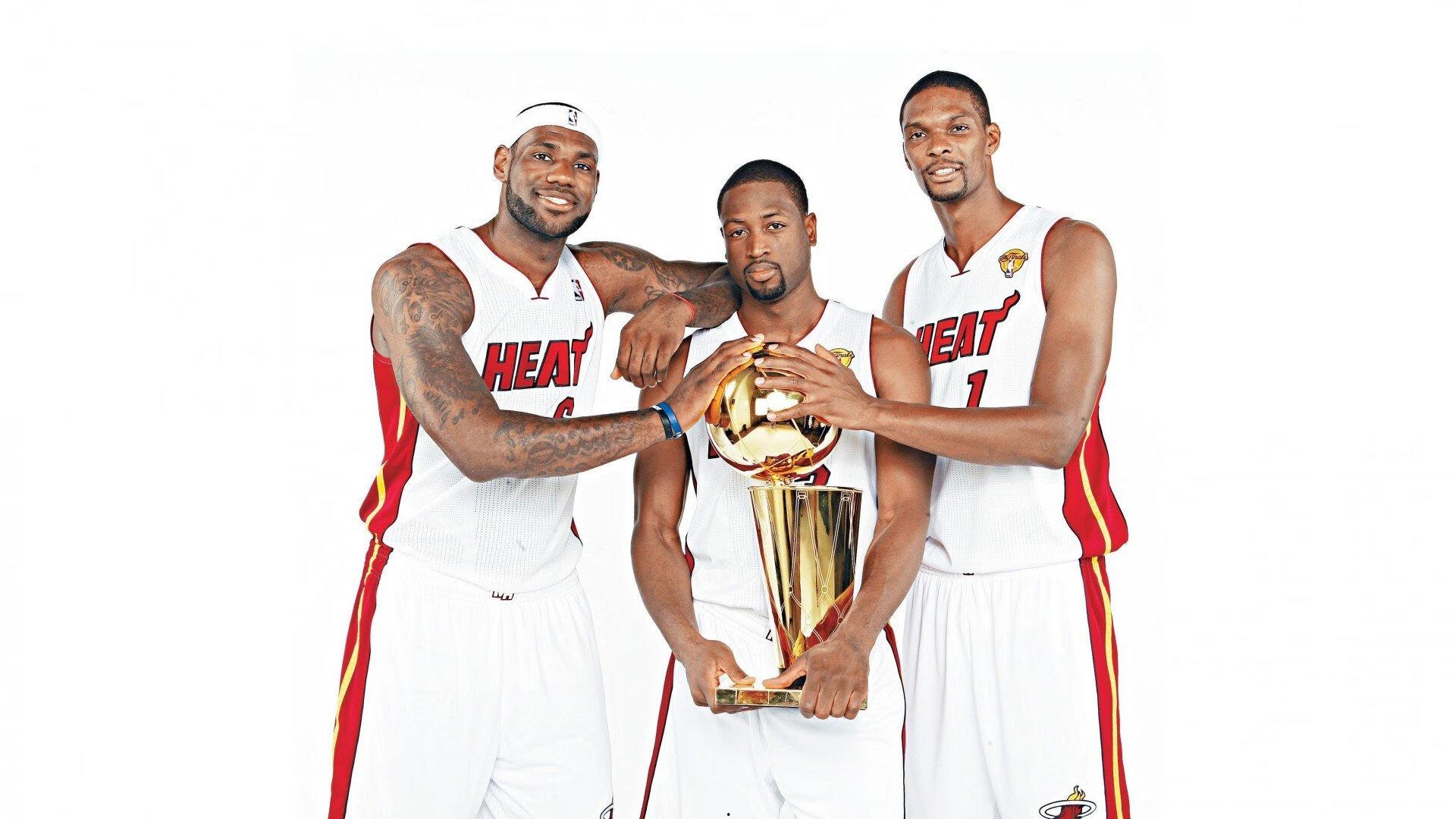 NBA总决赛激战正酣,勇士队逆转取胜扳平大比分