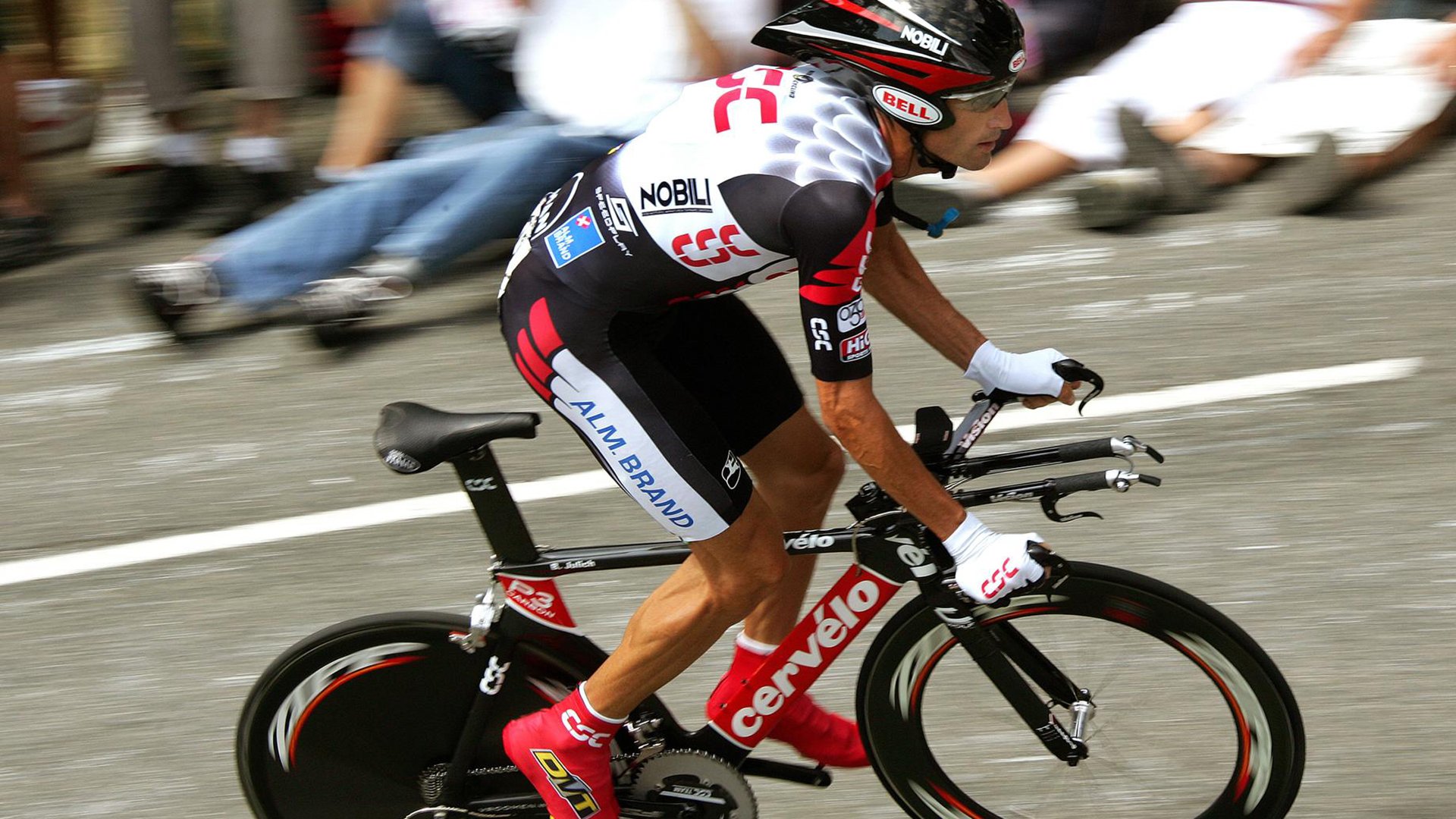 梅西第八次捧起金球奖 刷新历史纪录再创传奇